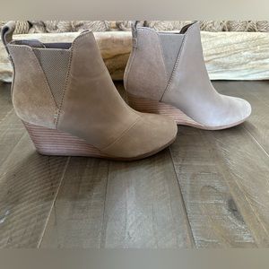 GUC Tan Toms Wedge Booties Sz 6.5